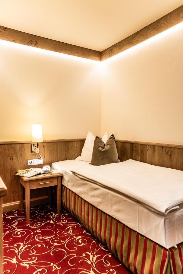 Dreibettzimmer mit Straßenblick